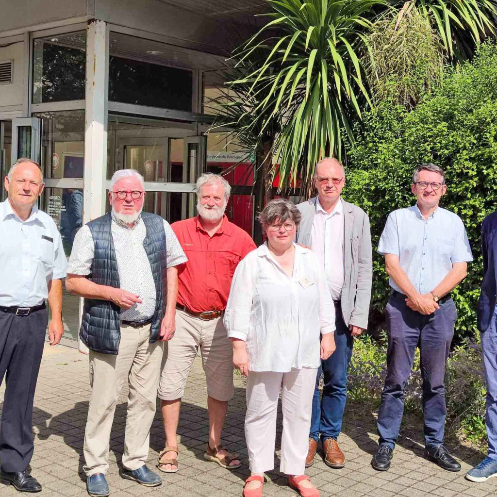 Anciens et nouveaux responsables de la SHAB. De gauche à droite, Éric Joret, Fañch Broudic, Philippe Guigon, Claudia Sachet, Bruno ISBLED, Georges Provost, Julien Bachelier. Absente : Christine Berthou-Ballot. Photo DR.