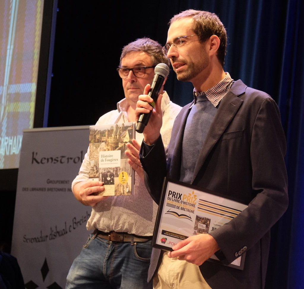 Julien Bachelier recevant son prix à Carhaix (en arrière-plan, Erwan Chartier)