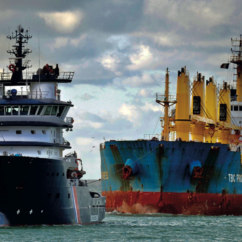 Le remorqueur de haute mer Abeille liberté remorquant le vraquier TBC progress (Bulk Carrier) dans le port du Havre. Photo © Éric Houri, page 4 de couverture des Secrets de mer.