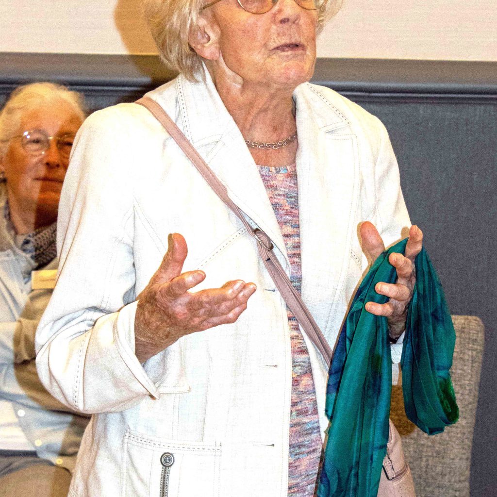 Prise de parole de Denise Delouche en mairie de Carhaix lors du Congrès 2022 de la SHAB. Photo : FB