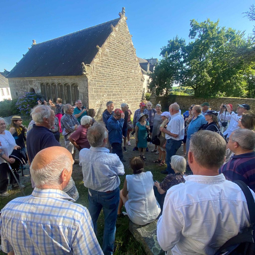Le Braspartiate Charles Le Dréau (de profil face à la dame au chapeau, au centre) a présenté les monuments de la commune aux congressistes. Photo DR.