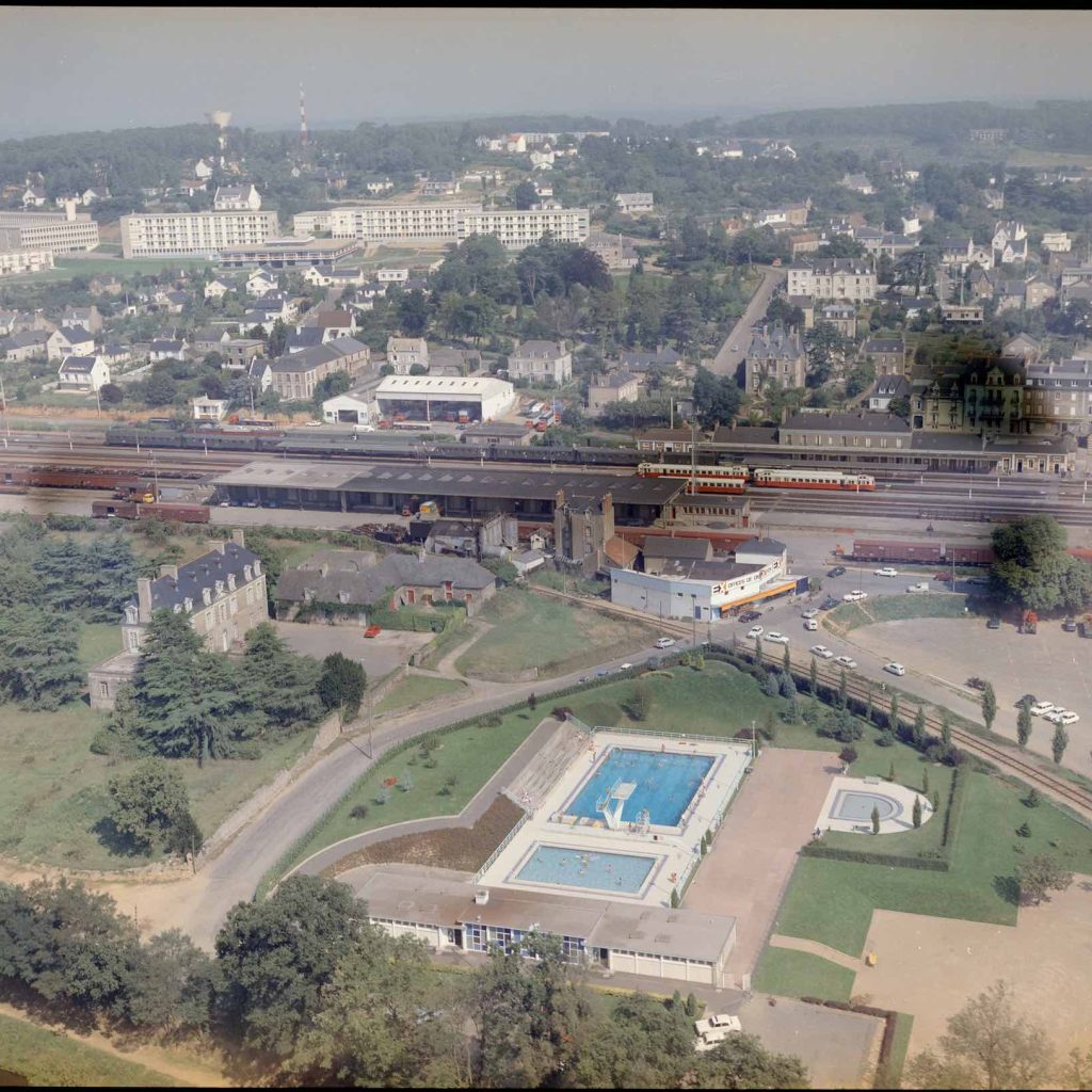 Vue aérienne de la ville de Redon, la voie ferrée et la gare. http://www.collections.musee-bretagne.fr/ark:/83011/FLMjo128580