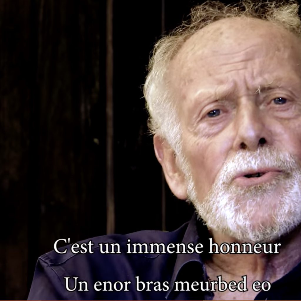 Sir Barry Cunliffe reçoit le Collier de l'Hermine. Capture d'écran. DR