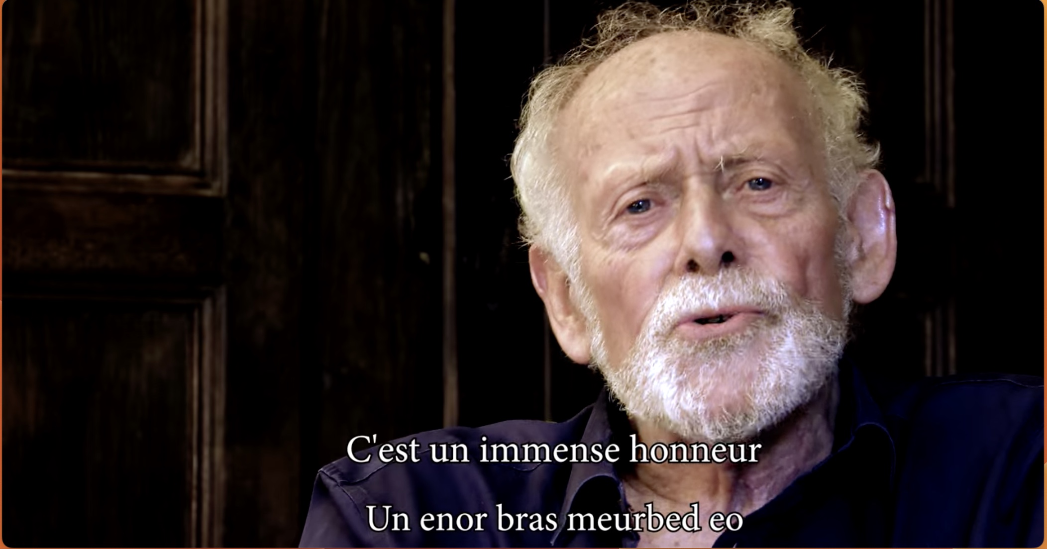 Sir Barry Cunliffe reçoit le Collier de l'Hermine. Capture d'écran. DR